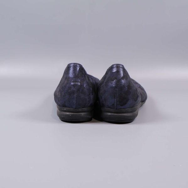 Ballerinaskor bakifrån, mönstrade och mörka