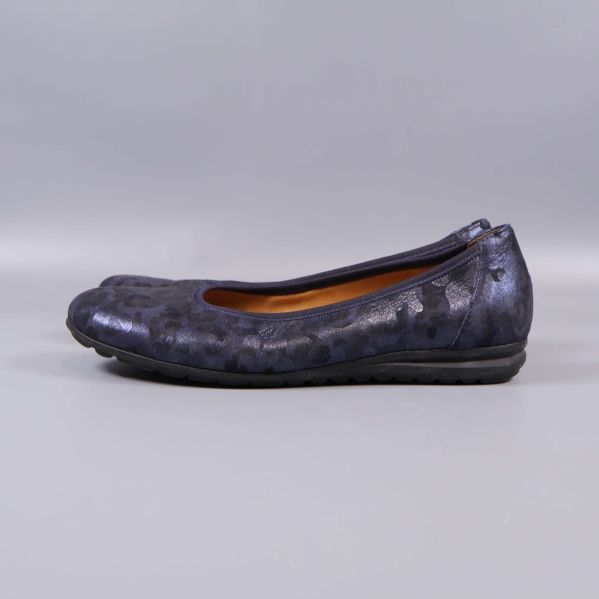 Ballerinaskor med mörkt mönster sedda från andra sidan