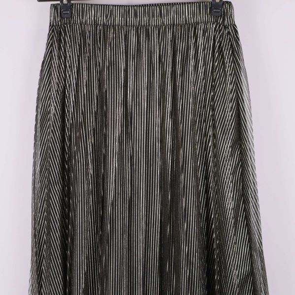 Närbild på nederdelens ränder och transparent tyg