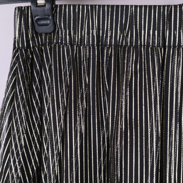 Närbild på midja och resår samt tydliga metallicränder