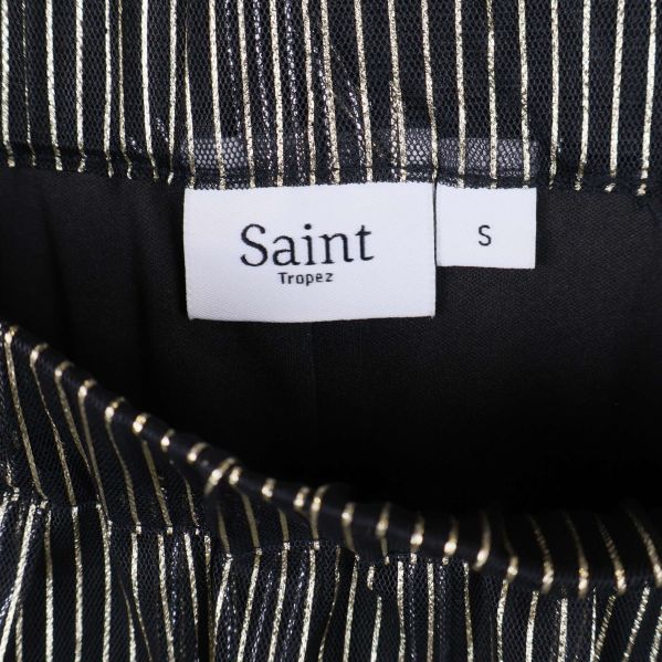 Närbild på etikett med Saint Tropez och storlek S i kjolen