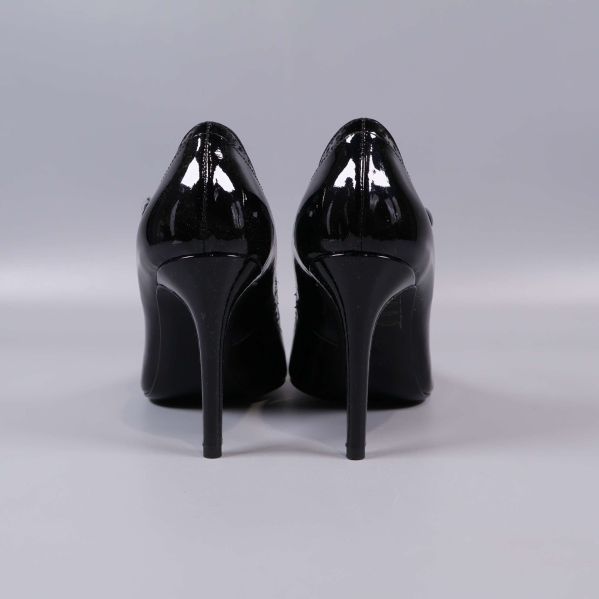 Baksida på ett par svarta pumps med hög klack