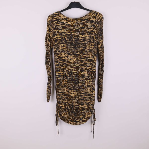 Långärmad klänning med svart och gult mönster, baksida