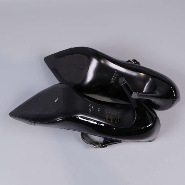 Undersida på svarta pumps och sula visas