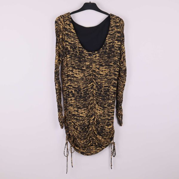 Klänning med svart och gult mönster samt djupt ryggparti