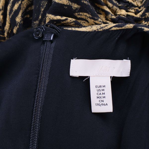 Närbild av storleksetikett i klänning från H&M