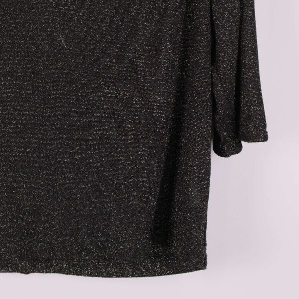 Närbild på nederkant och ärm på toppen