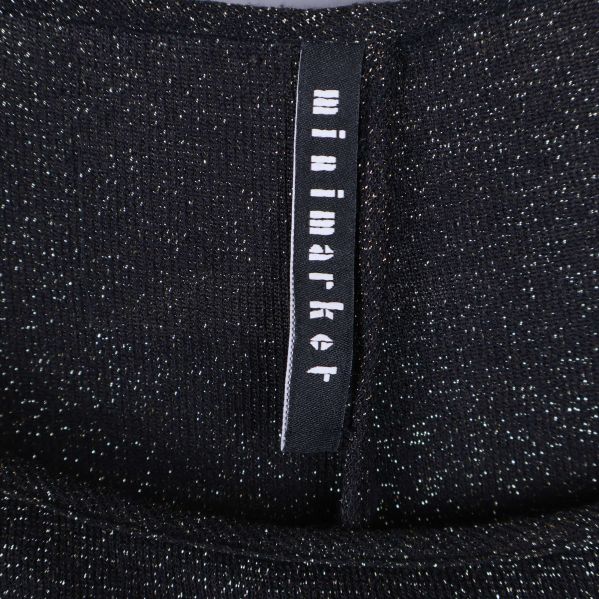 Närbild på Minimarket-logga i nacken