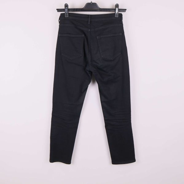 Svarta jeans visade bakifrån med två bakfickor