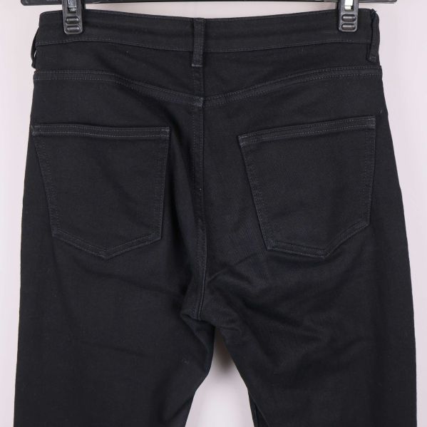 Närbild bakfickor på svarta jeans