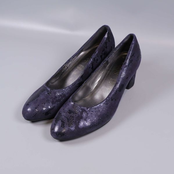 Ett par glittriga lila pumps uppställda