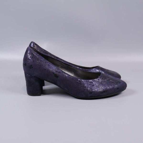 Profil av glittriga lila pumps med blockklack