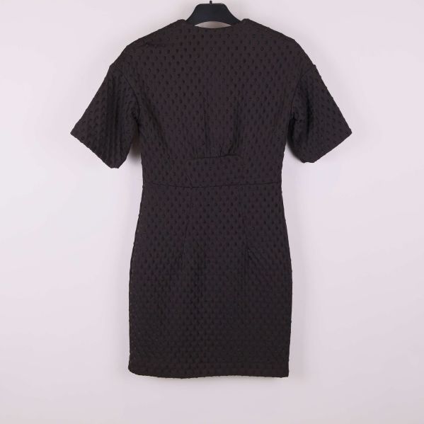 Baksidan av svart klänning med strukturmönster