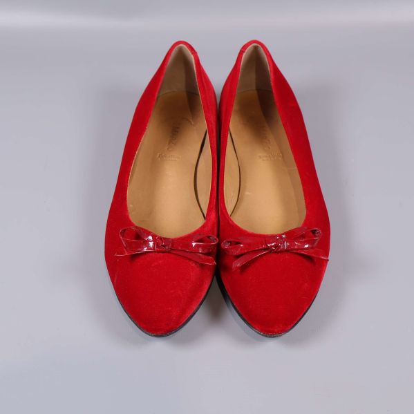 Röda ballerinaskor sett ovanifrån med rosetter framtill