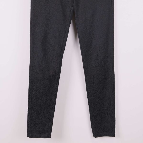 Nedre delen av ben på leggingsen visas i närbild