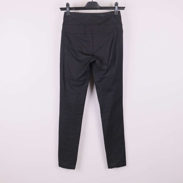 Baksida av svarta leggings med strukturyta 