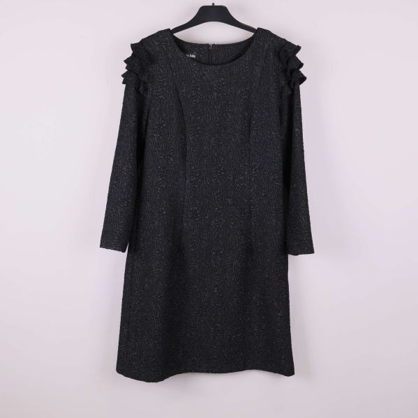 Svart strukturerad klänning med volangärmar framifrån