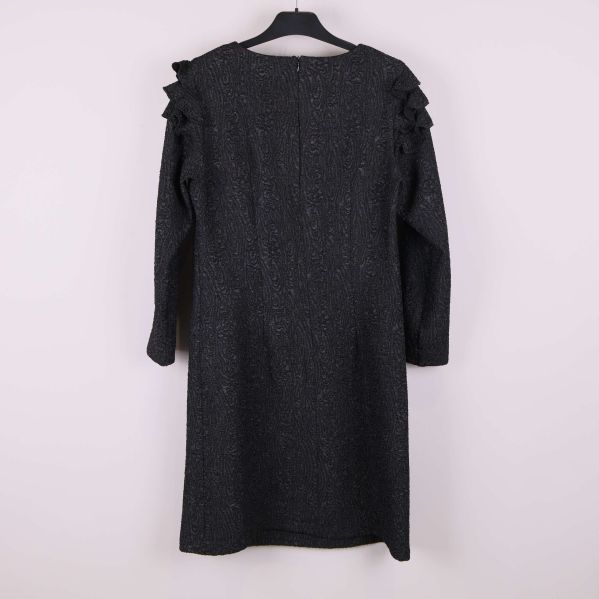 Svart klänning med struktur och volangärmar bakifrån