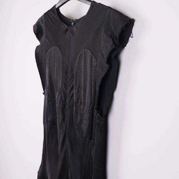 Svart klänning på galge sned vy