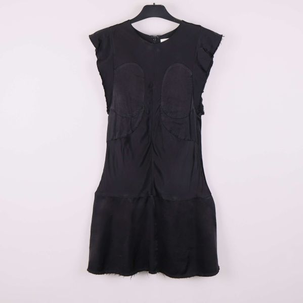 Kort svart klänning med volangdetaljer frontvy