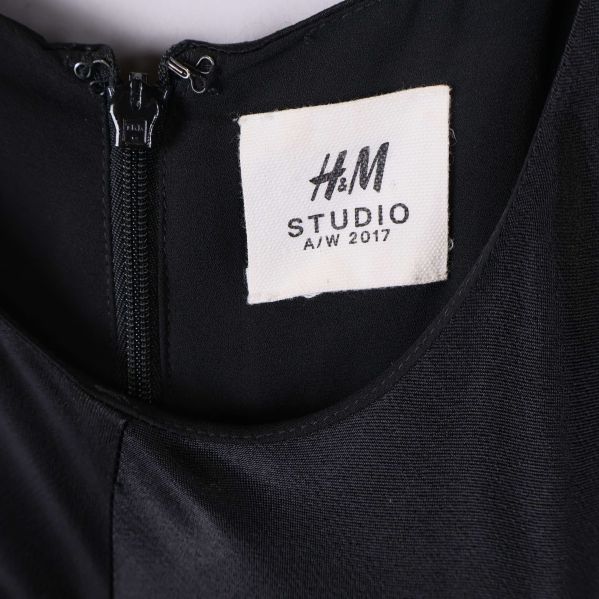 Närbild av H&M Studio A/W 2017 etikett