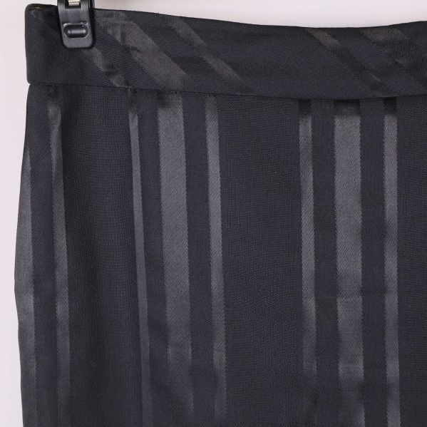 Närbild på randigt tyg framtill på kjolen