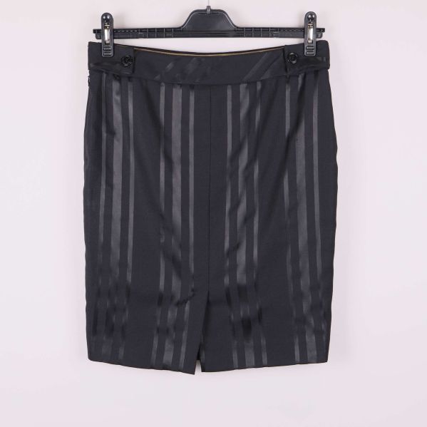 Svart pennkjol med knappdetaljer bakifrån och sprund