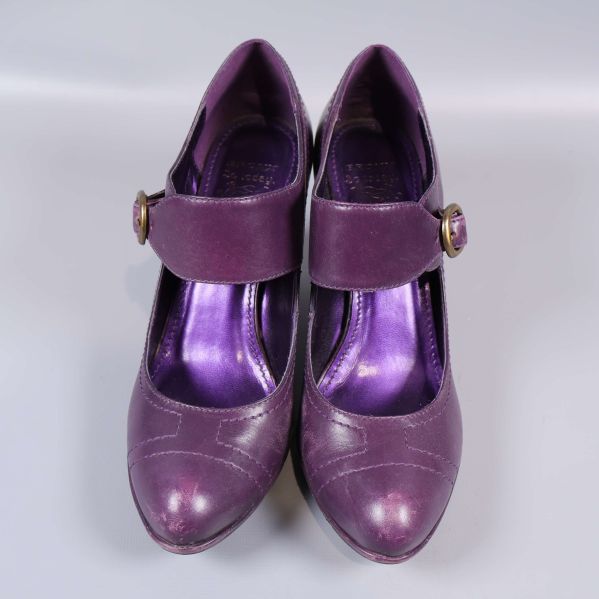 Klackskor ovanifrån, bred dekorativ rem syns tydligt