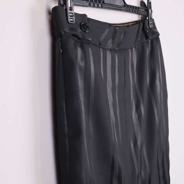 Närbild av pennkjolens midja och sidovy