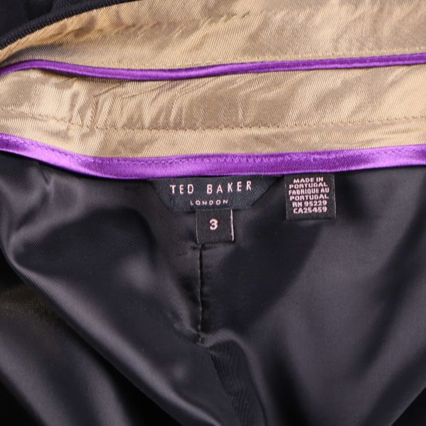 Interiör av kjol med synlig Ted Baker-etikett
