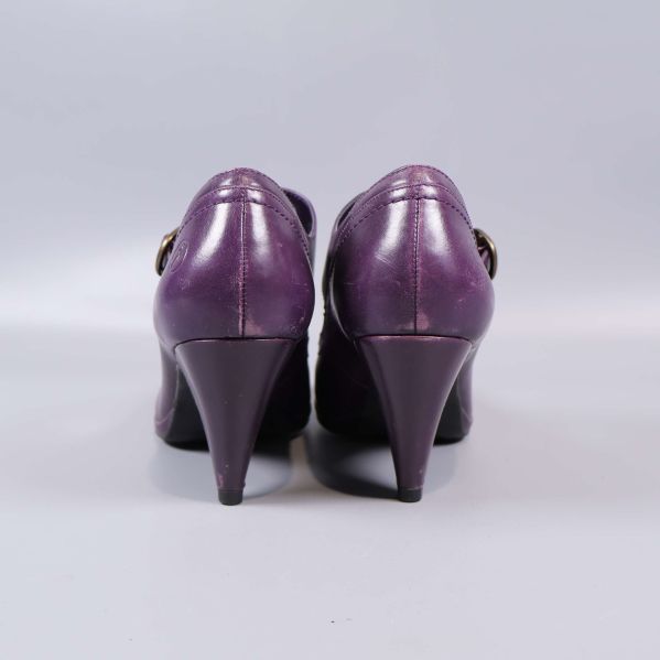 Baksida på lila klackskor, båda paren syns tydligt