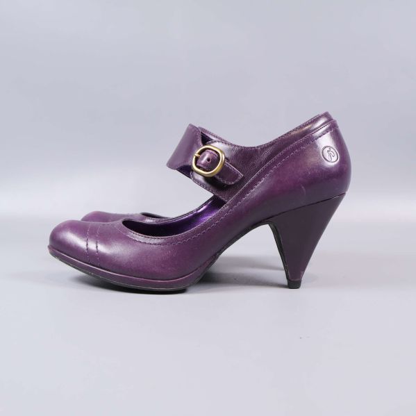 Lila klackskor från sidan med bred rem och guldfärgade detaljer