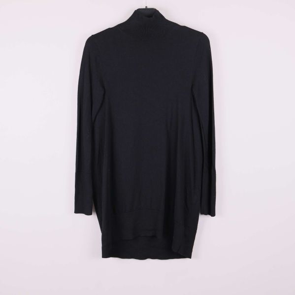 Svart lång klänning med polokrage framifrån