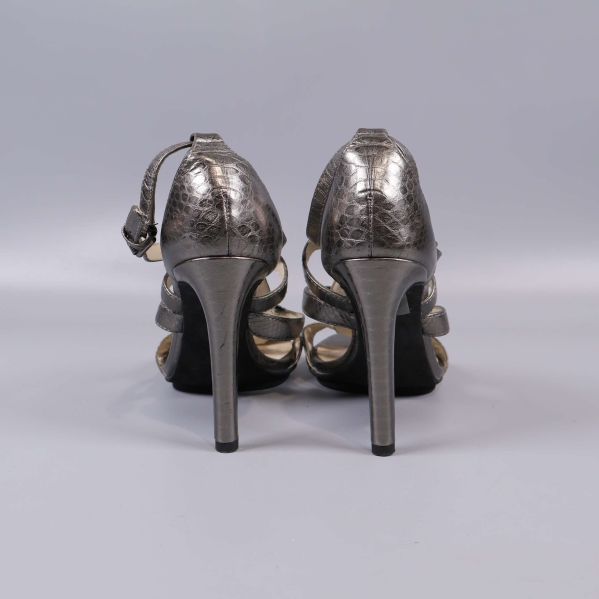 Baksidan av sandalerna med sluten häl och höga klackar