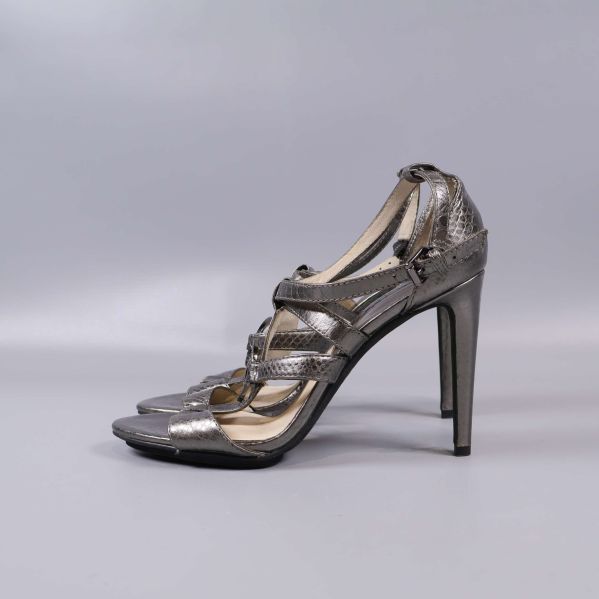 Sida av sandalen i metallic och snakemönstrad struktur