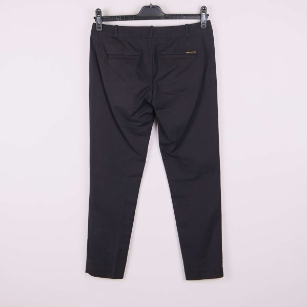 Baksida av svarta kostymbyxor med fickor och märkesbricka