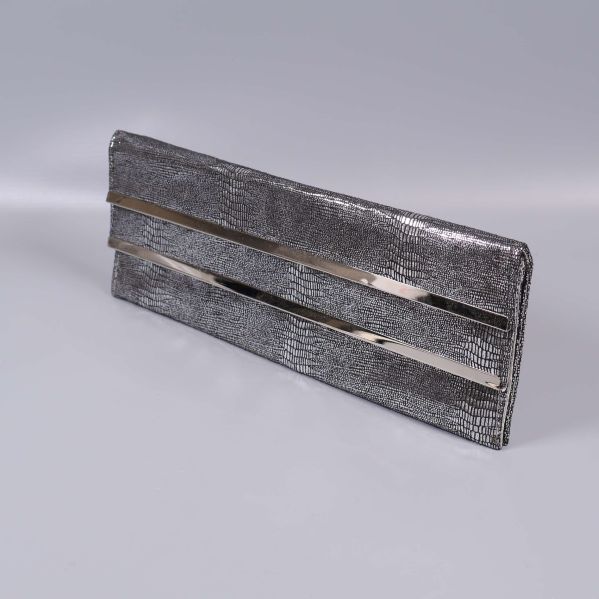 Silverfärgad clutch sedd från sidan utan kedja