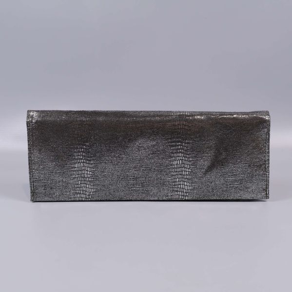 Baksidan av silverfärgad clutch utan dekorationer