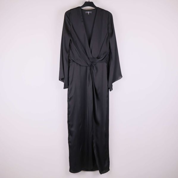 Svart långklänning med v-ringning och knytskärp framtill