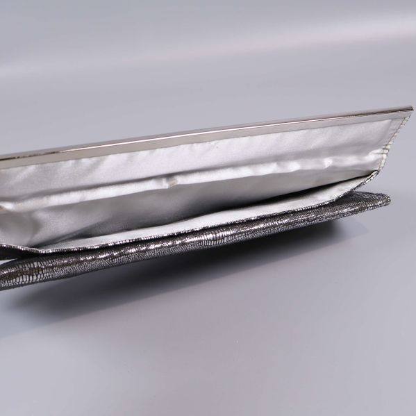 Öppen clutch med ljus insida och metallkant