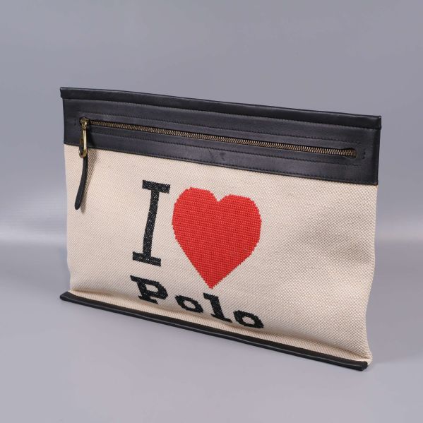 Clutchväska i canvas med svart kant och textmotiv