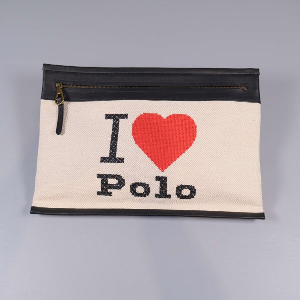 Rakt framifrån: clutch med texten I hjärta Polo
