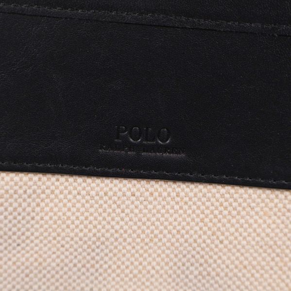 Närbild på präglad Polo-logo mot svart läderdetalj