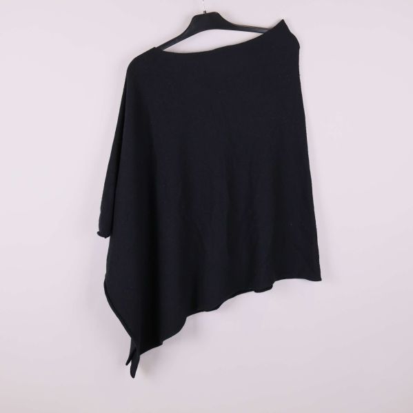 Svart poncho med asymmetrisk kant 