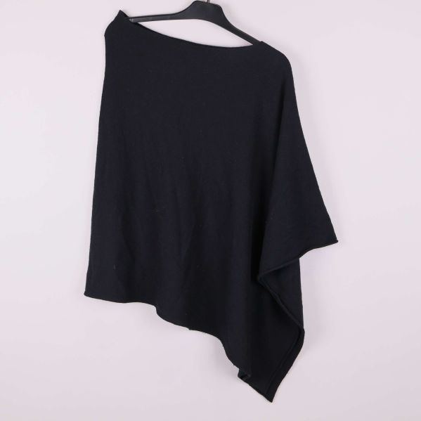 Baksidan av svart poncho med asymmetrisk kant