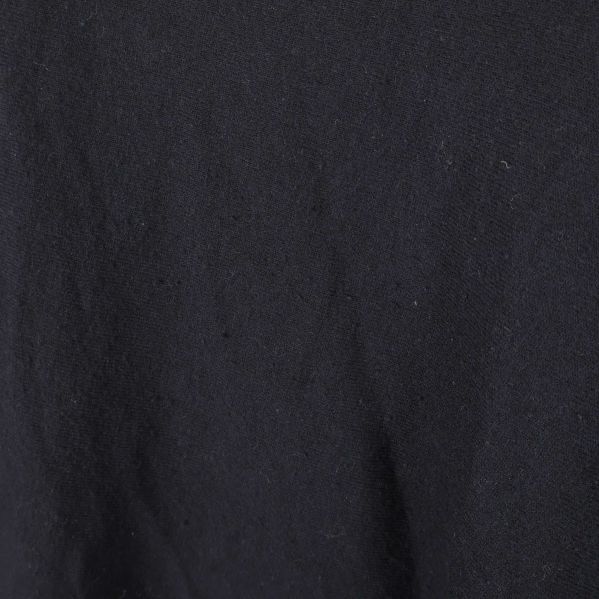 Detaljbild på svart ponchomaterial