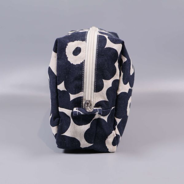 Sidovy på necessär med blommigt tyg och dragkedja upptill