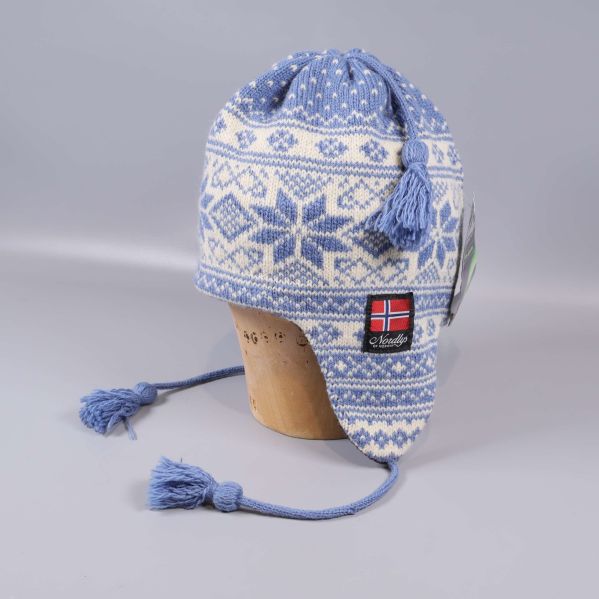 Traditionell blåvit mössa från sidan, norsk mönster och tofs