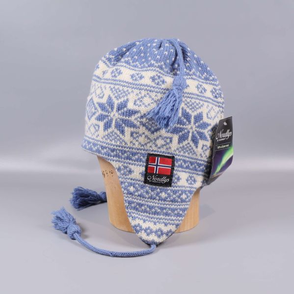Blåvit stickad mössa med öronlappar och tofsar, norsk flagga framtill