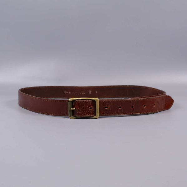 Hela bältet utsträckt med synligt spänne och hål